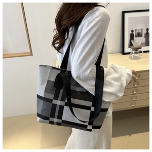 Vue portée du grand sac cabas à carreaux montrant sa capacité et sa large bandoulière