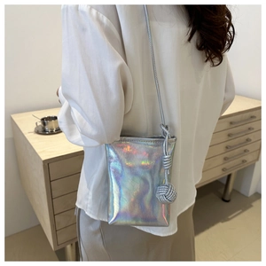 Détail d'un petit sac bandoulière argenté laser avec effet holographique et charm boule