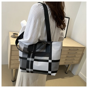 Détail du grand sac cabas à carreaux avec large bandoulière et intérieur spacieux en toile