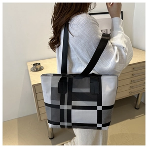 Grand sac cabas à carreaux géométriques porté par un mannequin pour un look quotidien