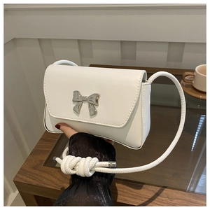 Détail du sac bandoulière blanc en cuir PU avec boucle nœud argenté et fine bandoulière