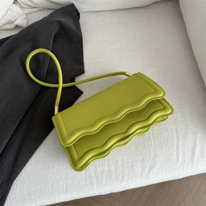Sac baguette vert minimaliste en similicuir avec rabat festonné et détails dorés