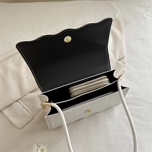 Sac à épaule minimaliste en cuir blanc avec rabat ondulé et vue sur l'intérieur