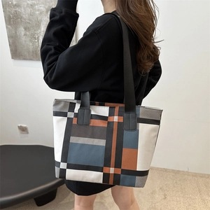 Sac cabas pour femme avec motif écossais géométrique et larges bretelles noires