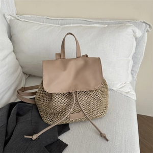 Zaino in paglia beige con cinturini in pelle e coulisse per vacanze estive al mare