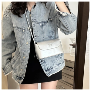 Sac bandoulière argenté métallisé avec boucle à nœud chic et bandoulière chaîne