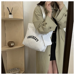 Sac cabas en toile blanche avec imprimé et mini pochette en vue de selfie miroir