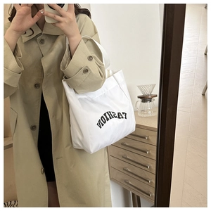Selfie miroir montrant un cabas en toile blanche avec lettrage FASHION pour le quotidien