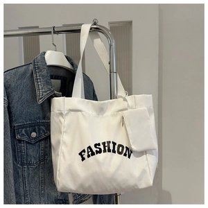 Détail du sac cabas en toile blanche avec imprimé FASHION et petit porte-monnaie assorti
