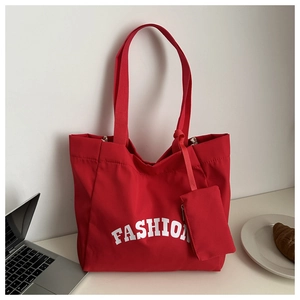 Détail du grand cabas rouge en toile avec logo FASHION, pochette et doublure à carreaux