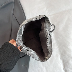 Sac seau en dentelle à pois noirs avec fermeture à cordon pour un style décontracté