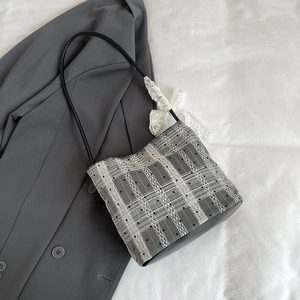 Sac seau gris élégant avec tulle à pois blanc et grande boucle à la bandoulière