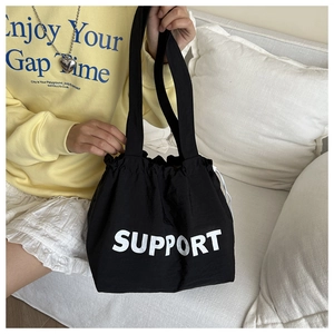 Détail du sac cabas noir à cordon avec imprimé SUPPORT sur un tissu en nylon