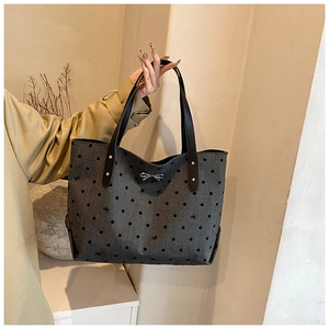 Detail der Canvas-Tasche mit Polka-Dots, silberner Schleife und Lederriemen