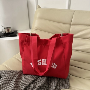 Sac fourre-tout rouge en nylon avec lettrage FASHION blanc sur décor minimaliste