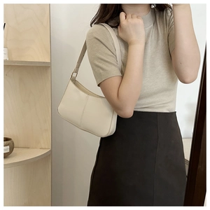 Vue portée épaule d'un sac sous les aisselles minimaliste blanc crème avec sangle