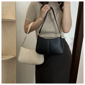 Sacs baguette minimalistes en similicuir noir et beige avec des détails dorés chic