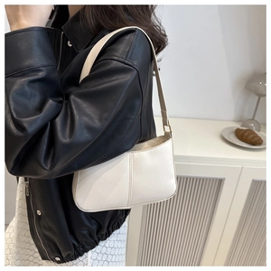 Mannequin portant un sac sous le bras crème en cuir PU lisse avec bandoulière
