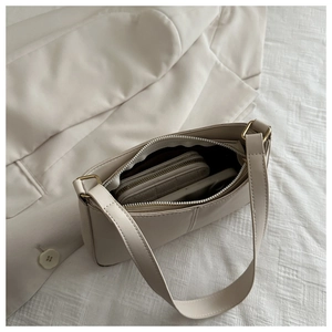 Détails de l'intérieur du sac crème avec porte-cartes et rangement pour smartphone