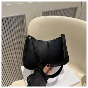 Détail du sac hobo montrant le cuir PU mat noir et les doubles coutures verticales