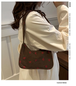 Vue détaillée du sac à bandoulière en velours côtelé marron aux motifs fraises brodés