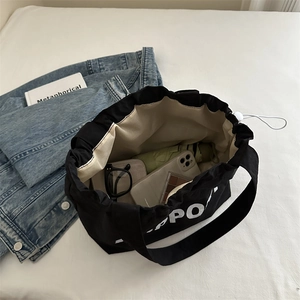 Grand sac cabas en toile noire à cordon avec imprimé lettré et grande capacité interne