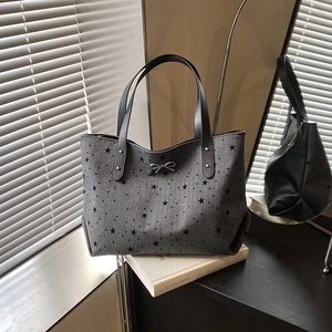 Graue Filztasche mit schwarzem Sternenmuster und silbernem Schleifendetail für Damen