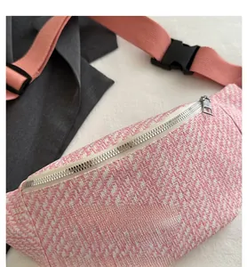 Gros plan sur la texture géométrique rose et blanc avec sangle en nylon du sac bandoulière