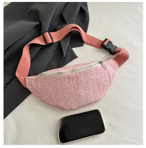 Vue détaillée d'un sac banane en tweed rose et blanc avec bandoulière et comparatif taille