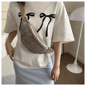 Détail du sac de poitrine tissé marron et blanc avec bandoulière réglable en toile
