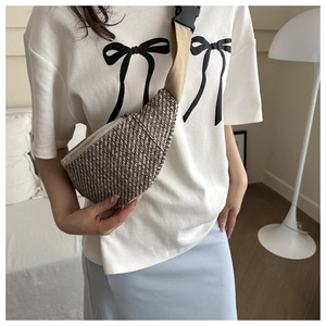 Détail du sac de poitrine en toile à chevrons avec sangle réglable et boucle en plastique