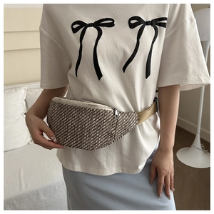 Sac banane tissé marron porté en bandoulière avec large sangle réglable