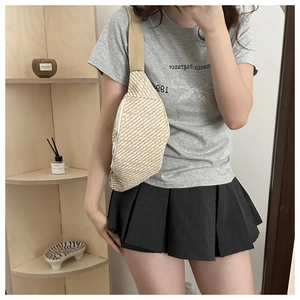 Sac de poitrine tissé beige pour femme avec fermeture éclair et bandoulière réglable