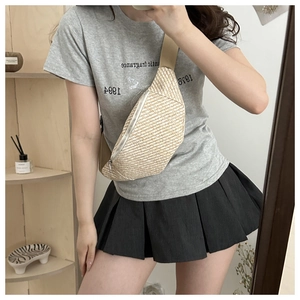 Détail du sac bandoulière en paille tressée avec motif chevron et large sangle