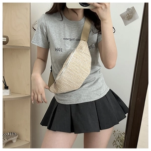 Détail du sac banane en paille beige avec sangle kaki réglable et fermeture éclair argentée