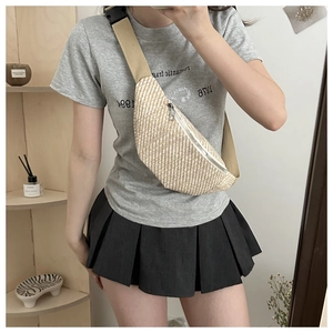 Détail du sac bandoulière en paille tressée avec sangle réglable et fermeture éclair