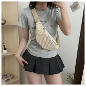 Détail du sac banane tressé beige avec bandoulière réglable et design en forme de croissant