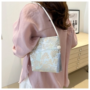 Details einer blauen Brokat-Beuteltasche mit Blumen-Jacquard und Seidenquaste