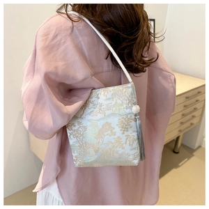Detail einer Jacquard-Schultertasche aus Seide im chinesischen Stil mit Quaste und Perle