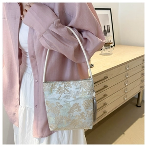 Detail der New Chinese Bucket Bag mit Landschafts-Jacquard und Seidenquasten-Anhänger