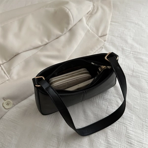 Sac seau bandoulière en cuir mat noir avec bandoulière large et essentiels du jour