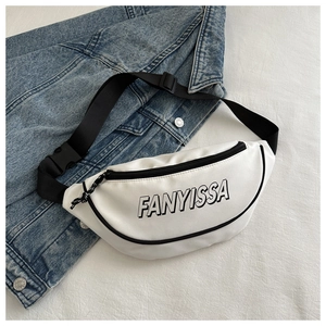 Detailaufnahme der weißen PU-Leder-Gürteltasche mit schwarzem FANYISSA-Logo und Schnalle