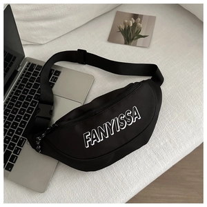 Detail der schwarzen Sport-Gürteltasche mit weißem Text auf modernem Schreibtisch