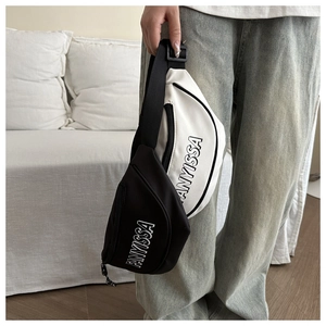 Detailopname van zwart-witte nylon crossbodytassen met merklogo en verstelbare riemen