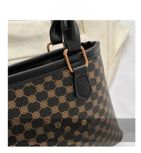 Details von Nähten und Gold-Hardware der Vintage-Tragetasche mit Monogramm-Muster