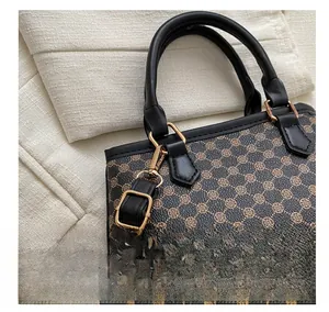 Detailaufnahme des Vintage-Monogramm-Musters mit hochwertigen goldenen Metallhaken