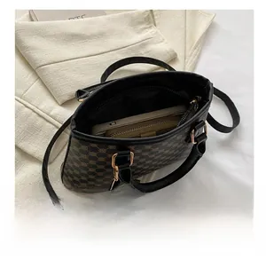 Innenansicht der Retro-Monogramm-Tasche mit Platz für Smartphone und langes Portemonnaie