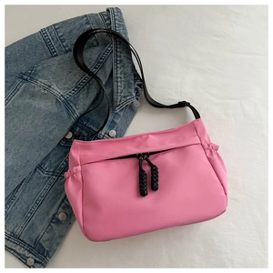 Détail du sac fourre-tout rose en tissu oxford avec poche zippée et bandoulière réglable