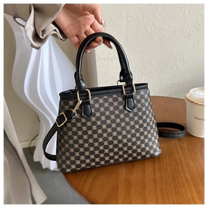 Detailansicht der Vintage-Tragetasche mit geometrischem Muster und Lederriemen