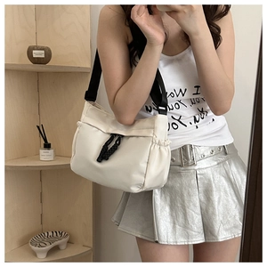 Sac à bandoulière léger en nylon oxford blanc cassé avec sangle noire réglable et cordon